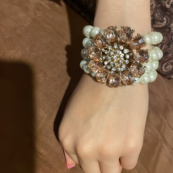 PEARLS AND PINK CRYSTALS FLOWER BRACELET. - Picture 5 of 9